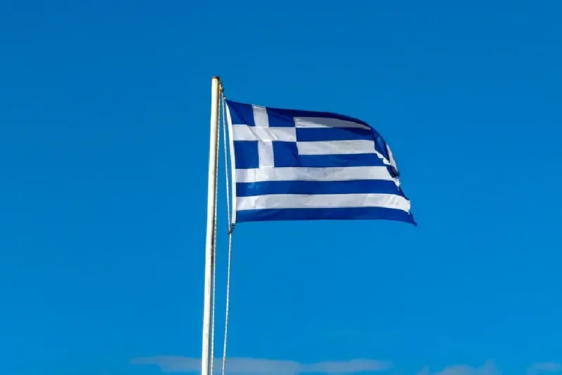 bandera-nacional-oficial-de-grecia-ondeando-en-un-asta