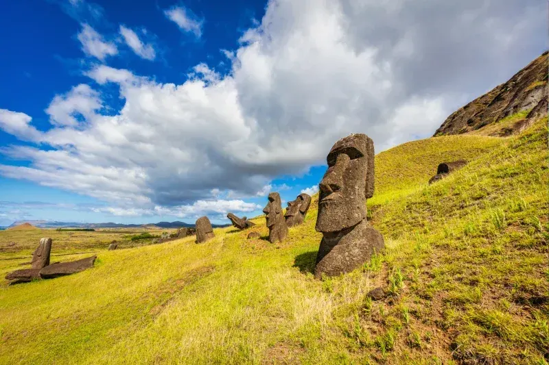 Moai-Statuen am Rano Raraku auf Rapa Nui (Osterinsel) in vulkanischer Landschaft.