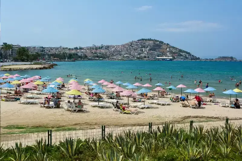una spiaggia a kusadasi  , kusadasi turchia