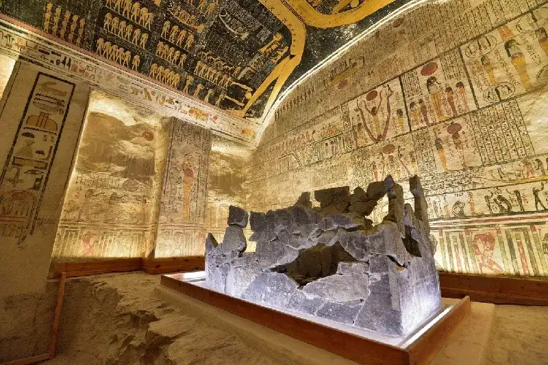 Das Grab von Ramses V. und VI. (KV9) im Tal der Könige in Luxor mit beeindruckenden Wandmalereien und altägyptischen Inschriften