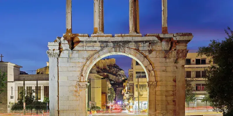 puerta-de-adriano-iluminada-de-noche-en-atenas-grecia