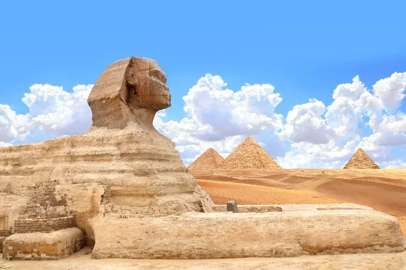 Die Große Sphinx und die Pyramiden von Cheops, Chephren und Mykerinos im Gizeh-Komplex in Ägypten.