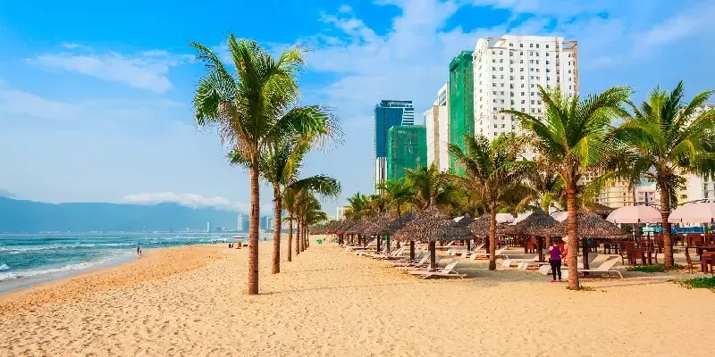 Playa urbana My Khe en el centro de la ciudad de Da Nang, en Vietnam.