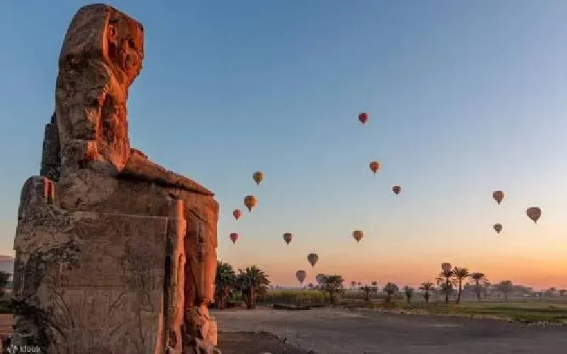 Montgolfières survolant les temples de Louxor au lever du soleil