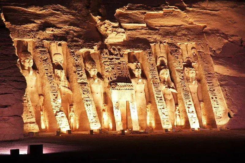 Nächtlich beleuchteter Tempel von Ramses II. in Abu Simbel, Ägypten