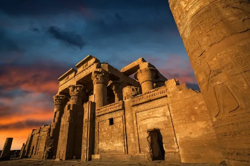 Blick auf den beleuchteten Tempel von Kom Ombo bei Nacht. Oberägypten.