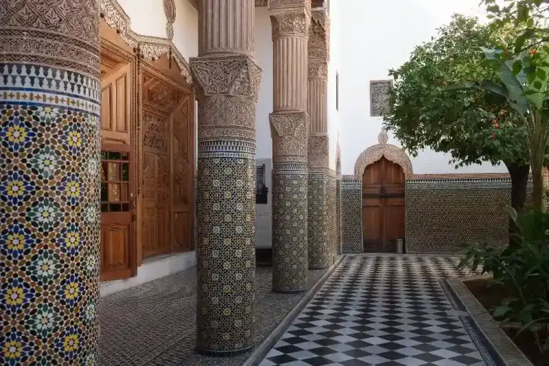 Detalles arquitectónicos y mosaicos en el palacio Dar El Bacha, Marrakech