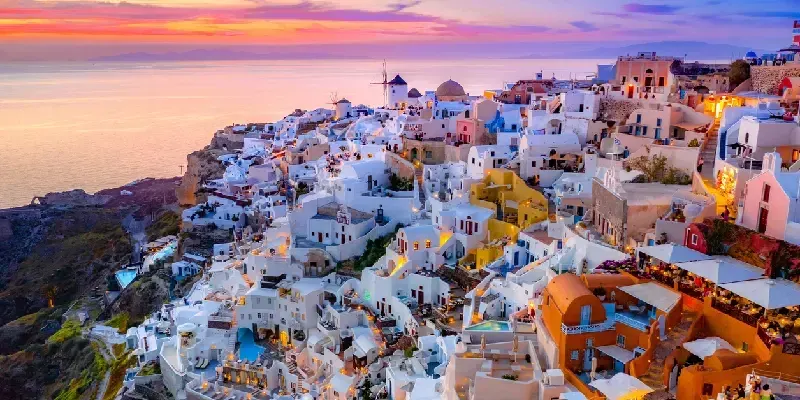Pueblo de Oia en la isla de Santorini, Grecia.