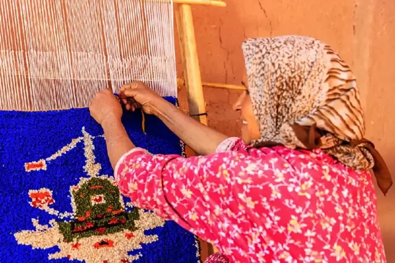mujer-bereber-tejiendo-textiles-tradicionales-en-ouarzazate-marruecos