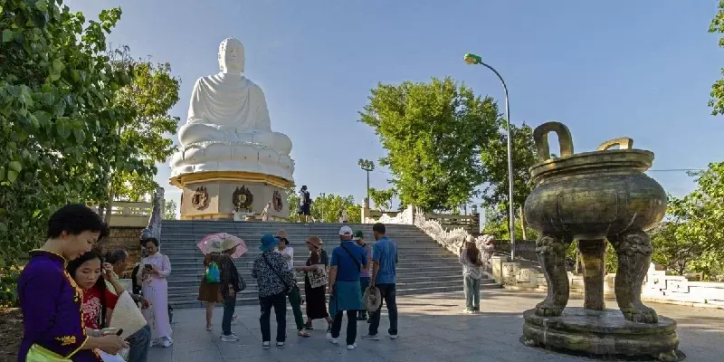 Gran Buda en la pagoda Long Son en Nha Trang, Vietnam.