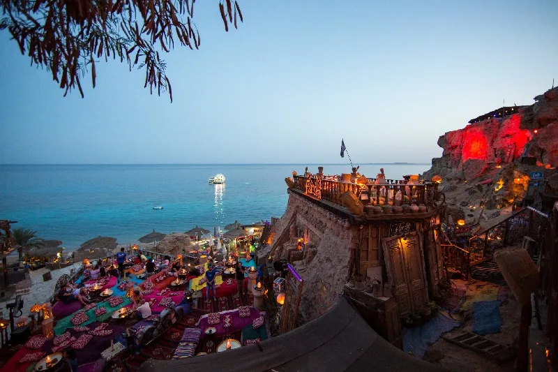 Ambiente nocturno en el Farsha Cafe, con vistas al mar Rojo.