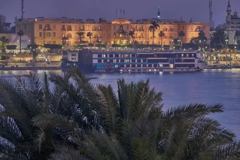 Nachtsicht vom Westufer in Luxor auf den Nil und das Winter Palace Hotel am Ostufer