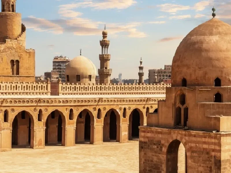 Minaret en spirale de la Mosquée Ibn Touloun sous le ciel du Caire