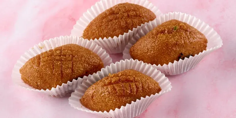 Makroud-o-makrout-es-un-pastel-tradicional-del-norte-de-áfrica-elaborado-con-sémola-y-pasta-de-dátiles