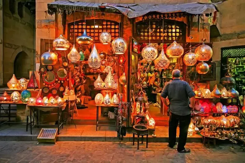 un uomo a khan el khalili, cose da vedere al cairo