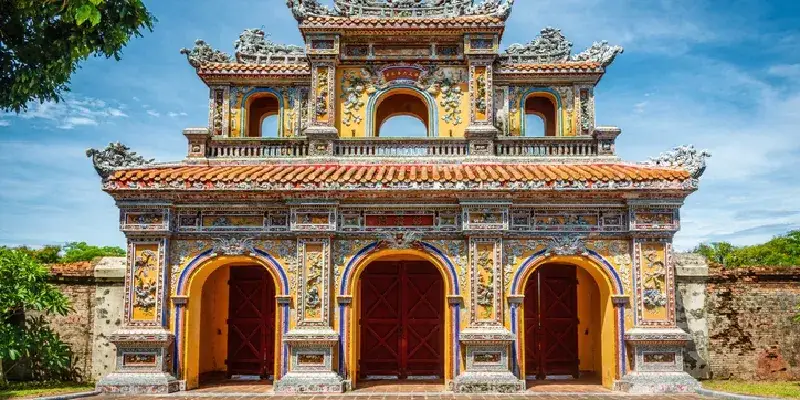 Puerta Hien Nhon del Palacio Imperial de Hue, Vietnam.