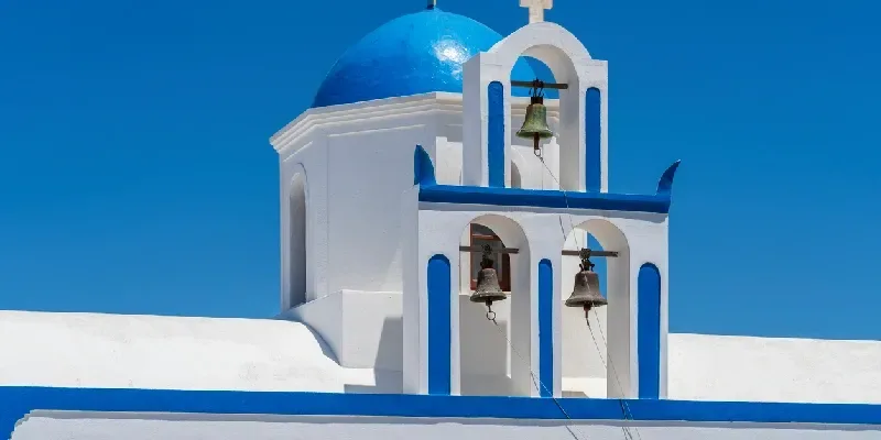 la-iglesia-griega-azul-y-blanca-del-profeta-elias-en-imerovigli-santorini