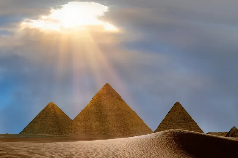 Gizeh-Pyramidenkomplex bei einem fantastischen Sonnenuntergang - Kairo, Ägypten