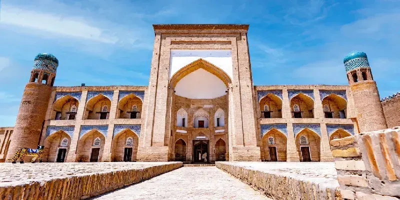 la-entrada-de-una-madrasa-en-khiva-uzbekistan