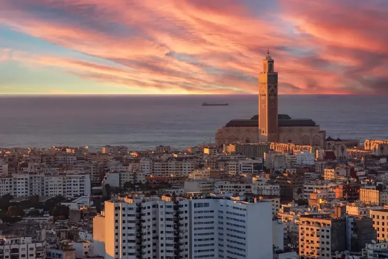 Vista nocturna del paisaje urbano de Casablanca con la Mezquita Hassan II en Marruecos.