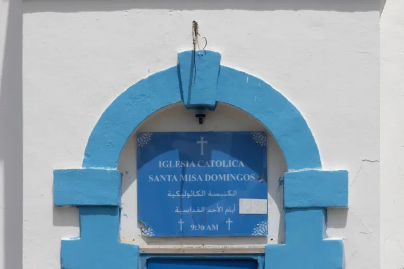 Esterno della Chiesa di San Francesco nella città costiera di M’diq, nel nord del Marocco