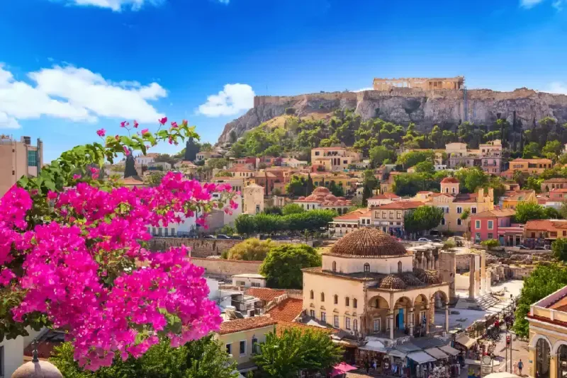 Horizonte de Atenas con la plaza Monastiraki y la colina de la Acrópolis durante el atardecer. Atenas, Grecia