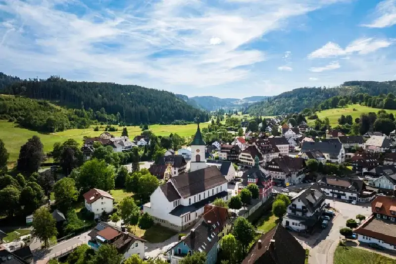 Luftaufnahme eines Dorfes in der ländlichen Landschaft des Schwarzwalds