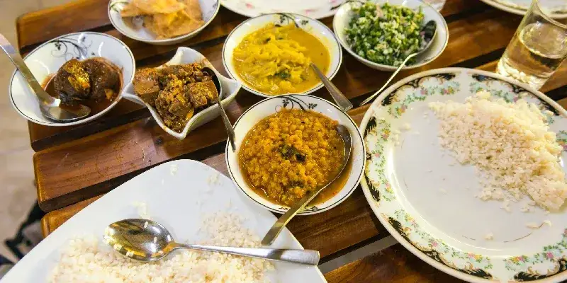 Diferentes tipos de platos de Sri Lanka,