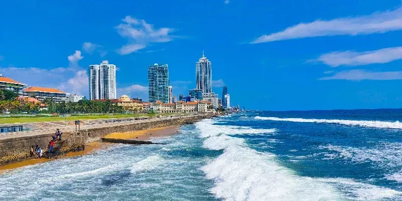 Playa y parque costero de Galle Face Green y zona residencial en Colombo, la capital de Sri Lanka.