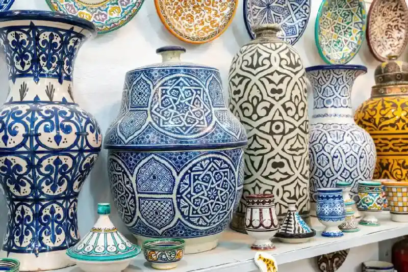 colorida-ceramica-y-alfareria-marroqui-expuesta-frente-a-las-tiendas-de-los-zocos