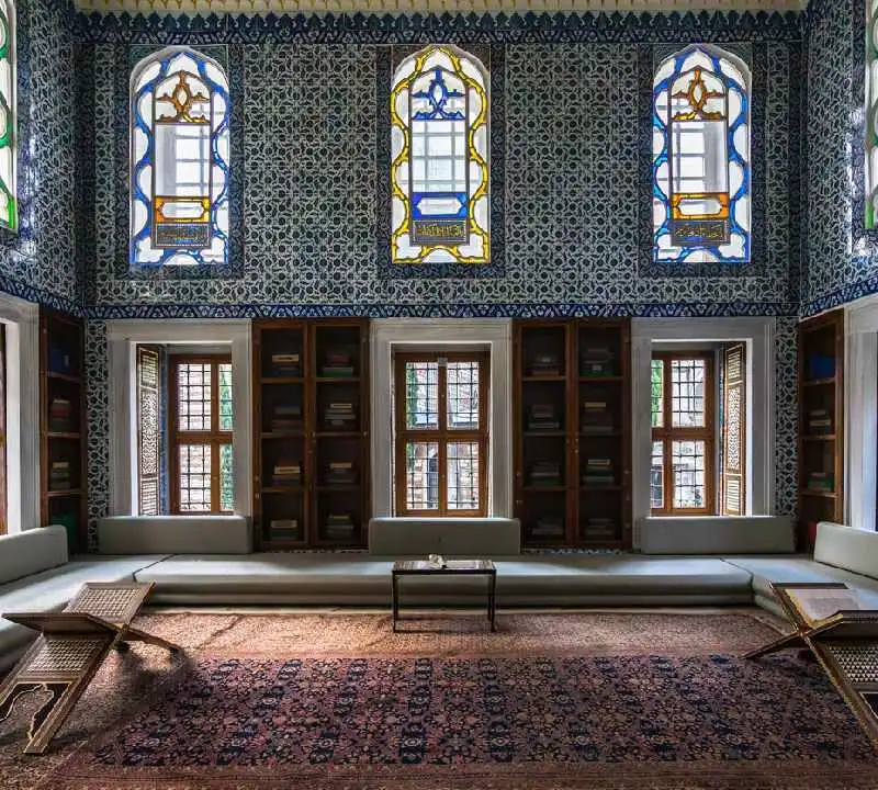 A biblioteca do Sultão III Ahmed no Palácio Topkapi.