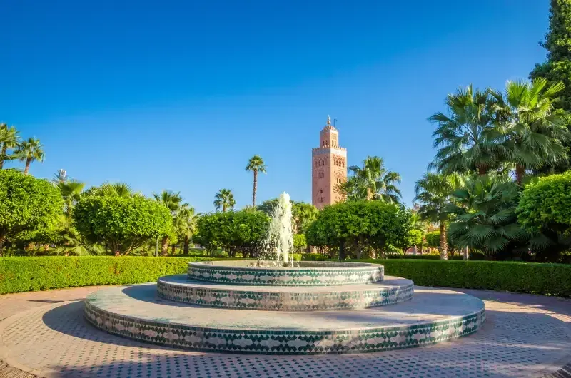 fonte-de-azulejos-nos-jardins-da-koutoubia-com-minarete-e-palmeiras-ao-fundo