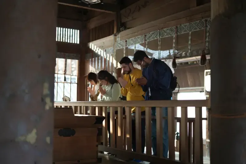 visitantes-rezando-no-santuario-meiji-em-toquio-diante-do-salao-principal
