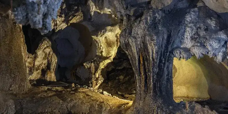 Cuevas Động Trung Trang en Cat Ba, Vietnam.