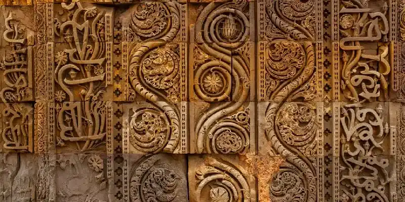 antiguas-tallas-de-piedra-arte-islamico-complejo-qutb-minar-delhi