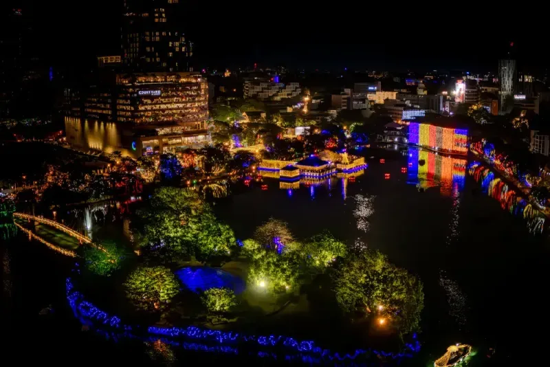 Panorama nocturno de Colombo iluminado durante viajes a Sri Lanka