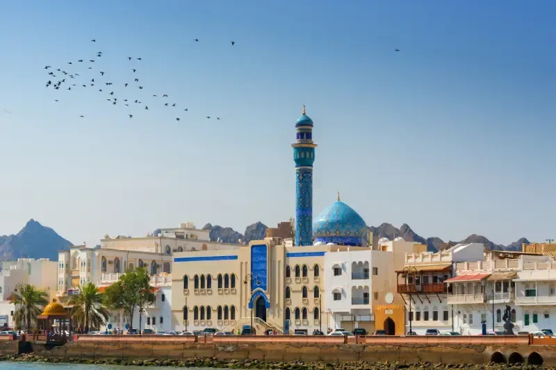 Moschea Masjid Al Rasool Al A'dham a Muscat, in Oman, incorniciata da splendidi fiori.