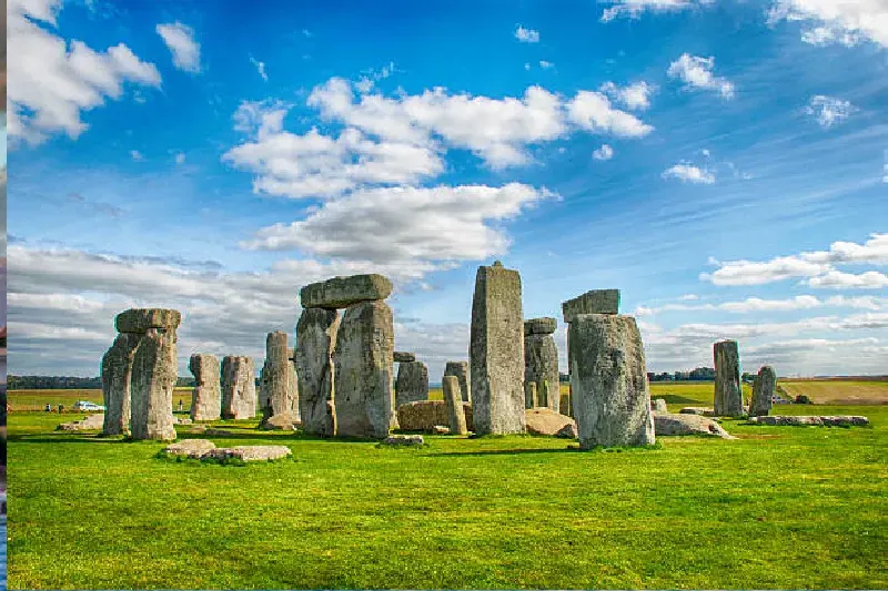 Die prähistorischen Steinkreise von Stonehenge unter klarem blauem Himmel, sonnige Tagesstimmung