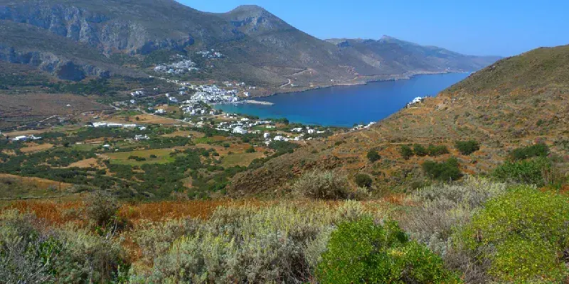 Bahía de Aegiali, isla de Amorgos, archipiélago de las Cícladas, Grecia.