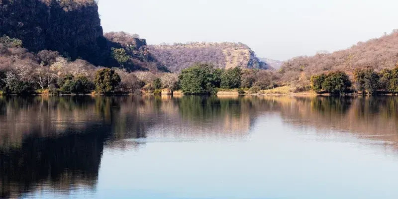 Monumentos de Ranthambore y lago Padam con el paisaje del Parque Nacional de Ranthambore, Rajastán, India.
