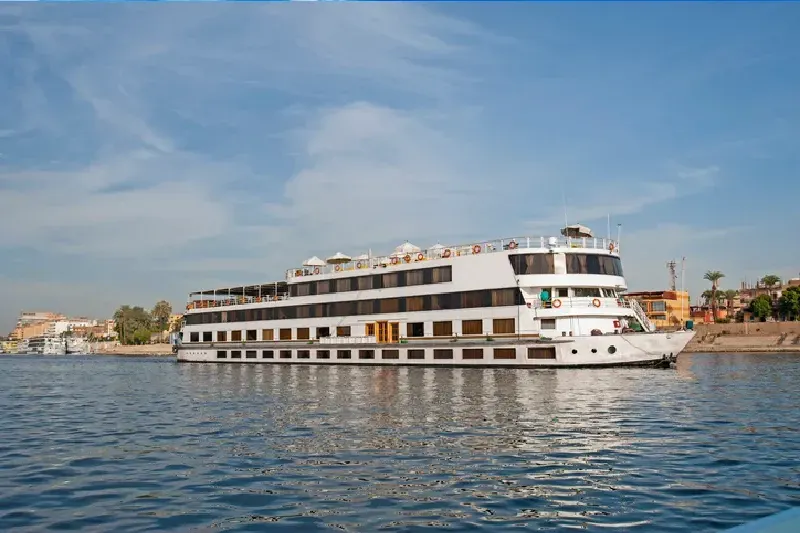 Großes Nilkreuzfahrtschiff auf dem Nil in Ägypten