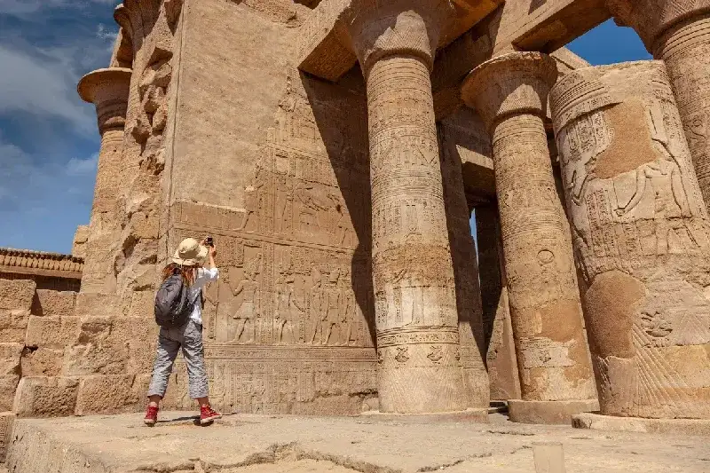 Frau fotografiert im Tempel von Kom Ombo in Ägypten
