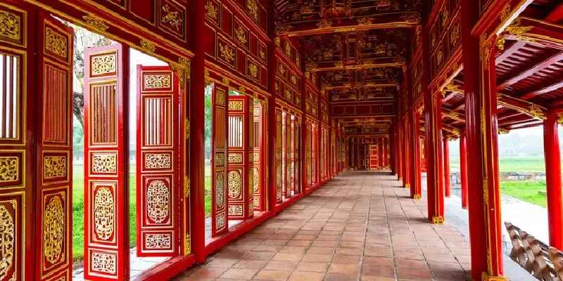 Pasillo y puertas rojas en la Ciudad Púrpura Prohibida de la Ciudad Imperial de Hue.