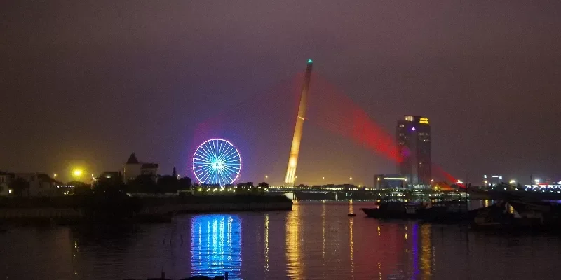 La vista nocturna del puente Nguyen Van Troi en Da Nang.