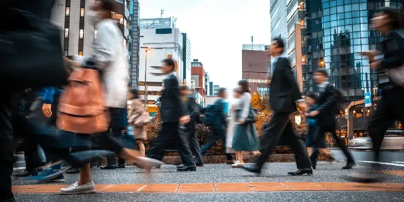 Multitud de gente de negocios que regresa del trabajo.
