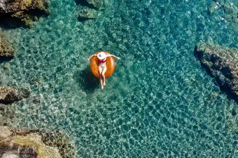 una donna nel mare in Turchia , Spiagge in turchia 