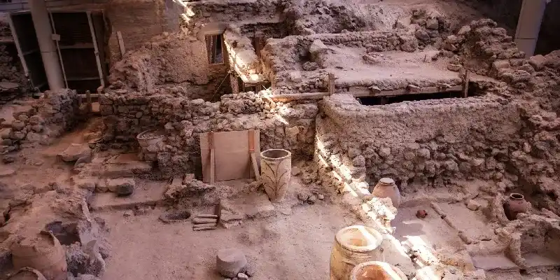 Yacimiento arqueológico de Akrotiri de la Edad de Bronce minoica en la isla griega de Santorini, Grecia