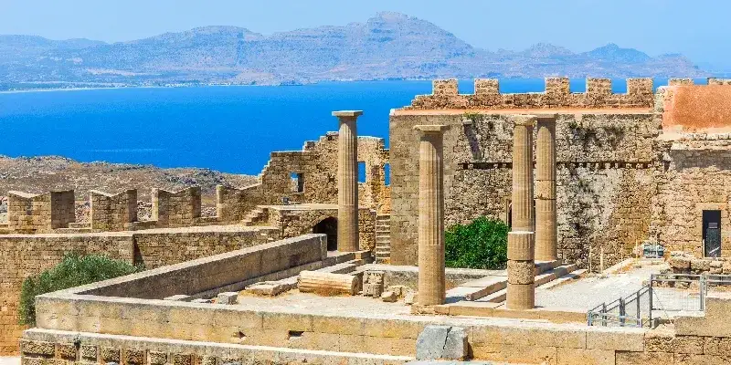 Lindos, un sitio arqueológico, una ciudad y un antiguo municipio en la isla de Rodas, Grecia.