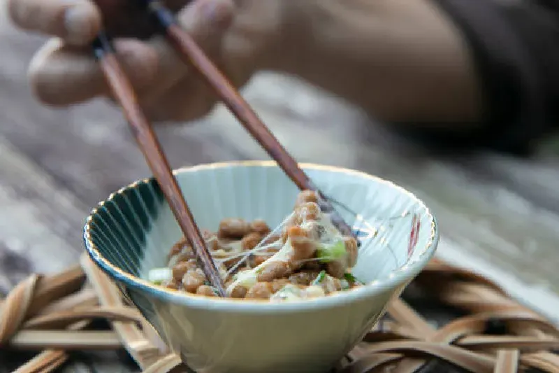 Nattō, ein traditionelles japanisches Gericht aus fermentierten Sojabohnen, serviert in einer Schale, typisch für die japanische Küche.