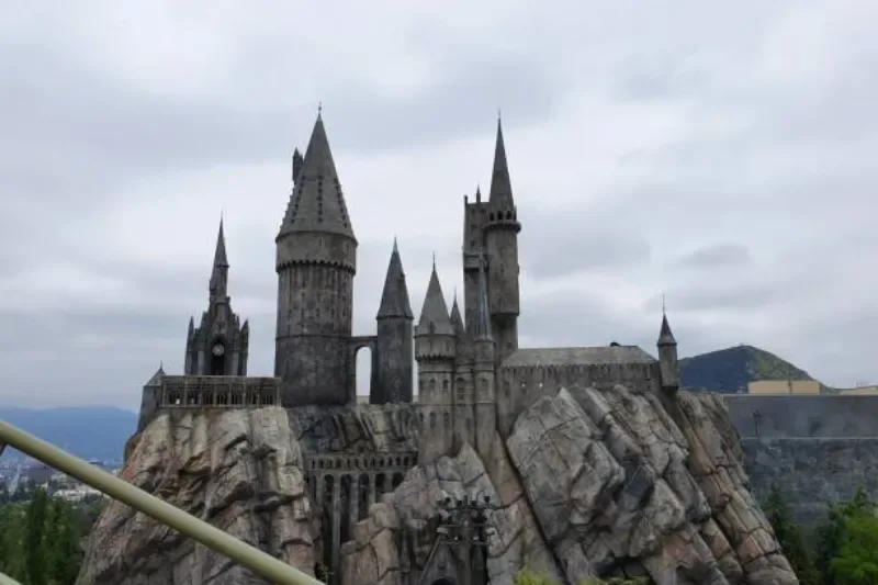 Malerischer Blick auf die Hogwarts-Burg in der Wizarding World of Harry Potter im Universal Studios Park, mit detailreichen Kulissen und magischer Atmosphäre.